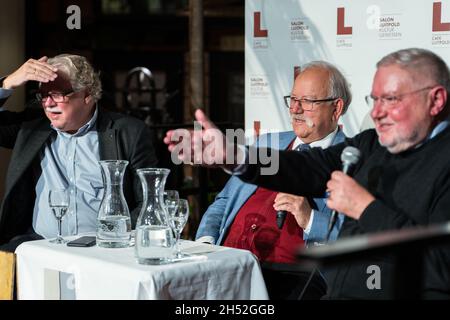 Wiggerl Hagn auf der Bühne.AM 05.11.21 fand im café Luitpold, à München, die Akademie der Muße satt.Zu Gast war der ehemalige Wiesn Wirggerl Hagn.Anselm Bilgri und Dr. Nikolaus Birkl sprachen mit ihm über Gelassenheit.* Wiggerl Hagn sur scène.Le 5 novembre 2021, l'Académie des loisirs a eu lieu au café Luitpold, à Munich.Le client était l'ancien propriétaire du restaurant Wiesn Wiggerl Hagn.Anselm Bilgri et le Dr Nikolaus Birkl lui ont parlé de sérénité.(Photo par Alexander Pohl/Sipa USA) crédit: SIPA USA/Alay Live News Banque D'Images