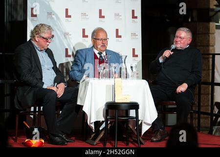 Dr. Nikolaus Birkl, Wiggerl Hagn und Anselm Bilgri lächelt auf der Bühne.AM 05.11.21 fand im café Luitpold, à München, die Akademie der Muße satt.Zu Gast war der ehemalige Wiesn Wirggerl Hagn.Dr. Nikolaus Birkl, Wiggerl Hagn et Anselm Bilgri et Dr. Nikolaus Birkl sprachen mit ihm über Gelassenheit.* Anselm Bilgri sourit sur scène.Le 5 novembre 2021, l'Académie des loisirs a eu lieu au café Luitpold, à Munich.Le client était l'ancien propriétaire du restaurant Wiesn Wiggerl Hagn.Anselm Bilgri et le Dr Nikolaus Birkl lui ont parlé de sérénité.(Photo par Alexander Pohl/Sipa USA) Banque D'Images