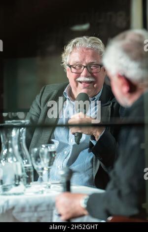 Dr. Nikolaus Birkl auf der Bühne.AM 05.11.21 fand im café Luitpold, à München, die Akademie der Muße satt.Zu Gast war der ehemalige Wiesn Wirggerl Hagn.Anselm Bilgri und Dr. Nikolaus Birkl sprachen mit ihm über Gelassenheit.* Dr. Nikolaus Birkl sur scène.Le 5 novembre 2021, l'Académie des loisirs a eu lieu au café Luitpold, à Munich.Le client était l'ancien propriétaire du restaurant Wiesn Wiggerl Hagn.Anselm Bilgri et le Dr Nikolaus Birkl lui ont parlé de sérénité.(Photo par Alexander Pohl/Sipa USA) crédit: SIPA USA/Alay Live News Banque D'Images