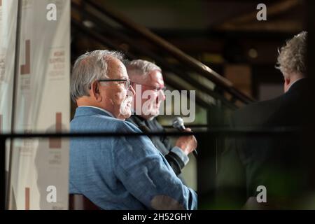 Wiggerl Hagn auf der Bühne.AM 05.11.21 fand im café Luitpold, à München, die Akademie der Muße satt.Zu Gast war der ehemalige Wiesn Wirggerl Hagn.Anselm Bilgri und Dr. Nikolaus Birkl sprachen mit ihm über Gelassenheit.* Wiggerl Hagn sur scène.Le 5 novembre 2021, l'Académie des loisirs a eu lieu au café Luitpold, à Munich.Le client était l'ancien propriétaire du restaurant Wiesn Wiggerl Hagn.Anselm Bilgri et le Dr Nikolaus Birkl lui ont parlé de sérénité.(Photo par Alexander Pohl/Sipa USA) crédit: SIPA USA/Alay Live News Banque D'Images