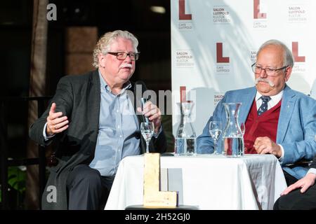 Dr. Nikolaus Birkl auf der Bühne.AM 05.11.21 fand im café Luitpold, à München, die Akademie der Muße satt.Zu Gast war der ehemalige Wiesn Wirggerl Hagn.Anselm Bilgri und Dr. Nikolaus Birkl sprachen mit ihm über Gelassenheit.* Dr. Nikolaus Birkl sur scène.Le 5 novembre 2021, l'Académie des loisirs a eu lieu au café Luitpold, à Munich.Le client était l'ancien propriétaire du restaurant Wiesn Wiggerl Hagn.Anselm Bilgri et le Dr Nikolaus Birkl lui ont parlé de sérénité.(Photo par Alexander Pohl/Sipa USA) crédit: SIPA USA/Alay Live News Banque D'Images