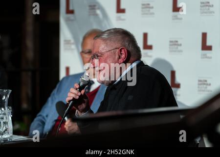 Anselm Bilgri auf der Bühne.AM 05.11.21 fand im café Luitpold, à München, die Akademie der Muße satt.Zu Gast war der ehemalige Wiesn Wirggerl Hagn.Anselm Bilgri und Dr. Nikolaus Birkl sprachen mit ihm über Gelassenheit.* Anselm Bilgri sur scène.le 5 novembre 2021, l'Académie des Loisirs a eu lieu au café Luitpold, à Munich.Le client était l'ancien propriétaire du restaurant Wiesn Wiggerl Hagn.Anselm Bilgri et le Dr Nikolaus Birkl lui ont parlé de sérénité.(Photo par Alexander Pohl/Sipa USA) crédit: SIPA USA/Alay Live News Banque D'Images