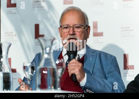 Wiggerl Hagn auf der Bühne.AM 05.11.21 fand im café Luitpold, à München, die Akademie der Muße satt.Zu Gast war der ehemalige Wiesn Wirggerl Hagn.Anselm Bilgri und Dr. Nikolaus Birkl sprachen mit ihm über Gelassenheit.* Wiggerl Hagn sur scène.Le 5 novembre 2021, l'Académie des loisirs a eu lieu au café Luitpold, à Munich.Le client était l'ancien propriétaire du restaurant Wiesn Wiggerl Hagn.Anselm Bilgri et le Dr Nikolaus Birkl lui ont parlé de sérénité.(Photo par Alexander Pohl/Sipa USA) crédit: SIPA USA/Alay Live News Banque D'Images