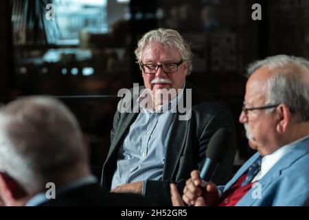 Dr. Nikolaus Birkl auf der Bühne.AM 05.11.21 fand im café Luitpold, à München, die Akademie der Muße satt.Zu Gast war der ehemalige Wiesn Wirggerl Hagn.Anselm Bilgri und Dr. Nikolaus Birkl sprachen mit ihm über Gelassenheit.* Dr. Nikolaus Birkl sur scène.Le 5 novembre 2021, l'Académie des loisirs a eu lieu au café Luitpold, à Munich.Le client était l'ancien propriétaire du restaurant Wiesn Wiggerl Hagn.Anselm Bilgri et le Dr Nikolaus Birkl lui ont parlé de sérénité.(Photo par Alexander Pohl/Sipa USA) crédit: SIPA USA/Alay Live News Banque D'Images