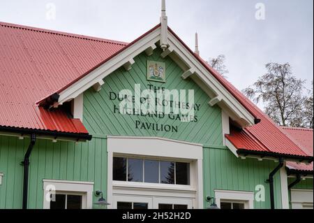 Braemar, Écosse - 17 octobre 2021 : panneau pour le Pavillon des Jeux du Duc de Rothesay Highland dans les Cairngorms d'Écosse Banque D'Images