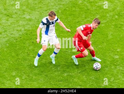 Saint-Pétersbourg, Russie – 16 juin 2021.L'équipe nationale de football de Finlande milieu de terrain Robin Lod contre la Russie milieu de terrain Rifat Zhemaletdinov pendant EUR Banque D'Images