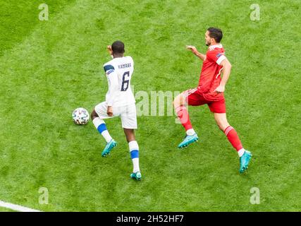 Saint-Pétersbourg, Russie – 16 juin 2021.Le milieu de terrain de l'équipe nationale russe Magomed Ozdoyev contre le milieu de terrain finlandais Glen Kamara pendant L'EURO Banque D'Images