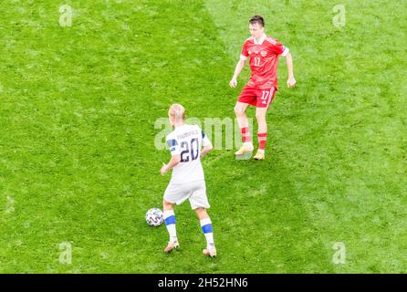 Saint-Pétersbourg, Russie – 16 juin 2021.Joel Pohjanpalo, attaquant de l'équipe nationale de football de Finlande, contre Aleksandr Golovin, milieu de terrain de la Russie Banque D'Images