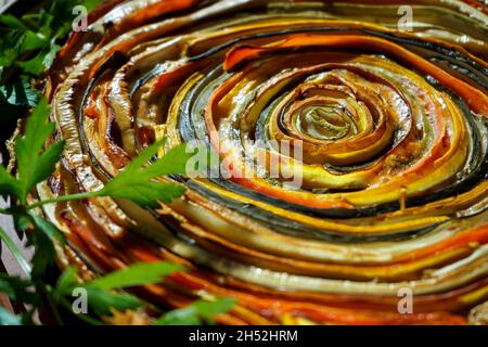 Tarte aux légumes soleil mexicain.Tarte ouverte ronde à base de courgettes, d'aubergines et de carottes.Vue rapprochée du dessus.Aliments sains à base de légumes.Végétarisme.Tarte en spirale aux aubergines. Banque D'Images