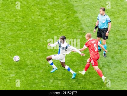 Saint-Pétersbourg, Russie – 16 juin 2021.Le milieu de terrain russe Dmitri Barinov commettant une faute sur le milieu de terrain finlandais Glen Kamara lors du match DE L'EURO 2020 Banque D'Images