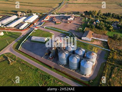 Stockage en silo à la batterie.Élévateur pour le stockage du siliage et du grain.Trémie de silos d'alimentation pour le stockage du blé et de l'orge.Bâtiments agricoles avec ferme Banque D'Images