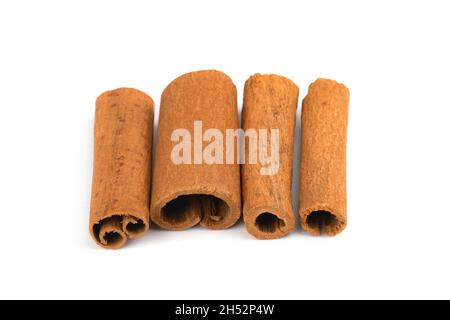 Pile de bâtons de cannelle isolée sur une photo de fond blanche Banque D'Images
