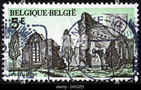 BELGIQUE - VERS 1974 : un timbre imprimé en Belgique montre les ruines de l'abbaye de Soleilmont, vers 1974 Banque D'Images