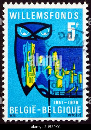 BELGIQUE - VERS 1976: Timbre imprimé en Belgique dédié à la fondation Willems, qui soutient la langue et la littérature flamandes, 125e anniversaire, c Banque D'Images