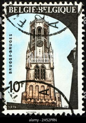 BELGIQUE - VERS 1974: Un timbre imprimé en Belgique montre Belfry, Bruges, bâtiment historique, vers 1974 Banque D'Images