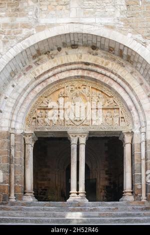 Célèbre tympan du XIIe siècle sur l'entrée de l'église romane de Saint-Pierre, Carennac, Lot, France, a plus Beaux villages ou la plus belle v Banque D'Images