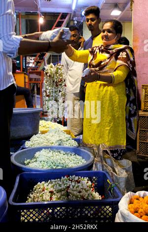 Pune, INDE - novembre 04 : Fleur au Market Yard à Pune pendant le festival Diwali, des fleurs sont utilisées pour donner pooja dans les temples et pour la décoration à W Banque D'Images