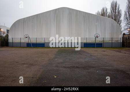 Terrain de basketball vide Leyton, est de Londres Banque D'Images