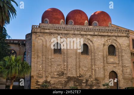 Vue sur l'église San Cataldo avec les dômes rouges caractéristiques de Palerme Banque D'Images