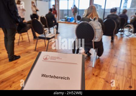 Hambourg, Allemagne.06e novembre 2021.Un panneau avec l'inscription ìInternational Maritime Museum Hamburg attendant areaî se trouve au 10ème étage dans le musée du même nom.Les personnes vaccinées sont assises à l'arrière.Un rendez-vous de vaccination Corona de la Croix-Rouge allemande a eu lieu dans le musée.Credit: Georg Wendt/dpa/Alay Live News Banque D'Images