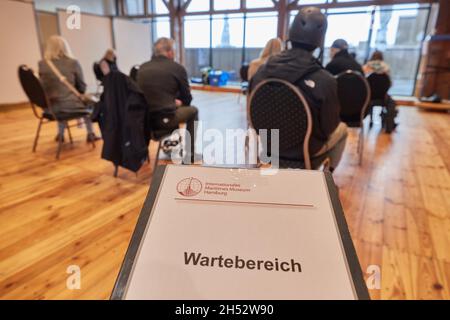 Hambourg, Allemagne.06e novembre 2021.Un panneau avec l'inscription ìInternational Maritime Museum Hamburg attendant areaî se trouve au 10ème étage dans le musée du même nom.Les personnes vaccinées sont assises à l'arrière.Un rendez-vous de vaccination Corona de la Croix-Rouge allemande a eu lieu dans le musée.Credit: Georg Wendt/dpa/Alay Live News Banque D'Images