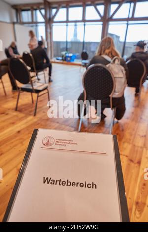 Hambourg, Allemagne.06e novembre 2021.Un panneau avec l'inscription ìInternational Maritime Museum Hamburg attendant areaî se trouve au 10ème étage dans le musée du même nom.Les personnes vaccinées sont assises à l'arrière.Un rendez-vous de vaccination Corona de la Croix-Rouge allemande a eu lieu dans le musée.Credit: Georg Wendt/dpa/Alay Live News Banque D'Images