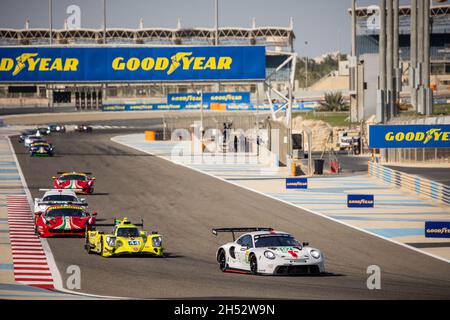 Bahreïn.06e novembre 2021.92 estre Kevin (fra), Jani Neel (che), Christensen Michael (dnk), Porsche GT Team, Porsche 911 RSR - 19, action 44 Konopka Miroslav (svk), Caldwell Oliver (gbr), Panciatici Nelson (fra), ARC Bratislava, Ligier JSP217 - Gibson, action 51 Pier Guado (gar), James gar, Ferrari (Tra), Ferrari GAR (488), Alessandro Guado (tea), Ferrari (gar, JSP217), GAR (Tra), GARAction pendant les 8 heures de Bahreïn, 6ème tour du Championnat du monde d'endurance 2021 de la FIA, FIA WEC, sur le circuit international de Bahreïn, du 4 au 6 novembre 2021 à Sakhir, Bahreïn - photo Germain Hazard / DPPI crédit: DPPI Media / Alay Live News Banque D'Images