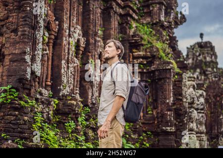 Homme touriste dans la ruine du Temple du complexe mon fils, Vietnam.Vietnam s'ouvre à nouveau aux touristes après la quarantaine Coronovirus COVID 19 Banque D'Images