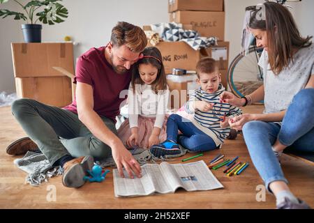 Famille caucasienne avec deux enfants qui déménage à un nouvel endroit Banque D'Images