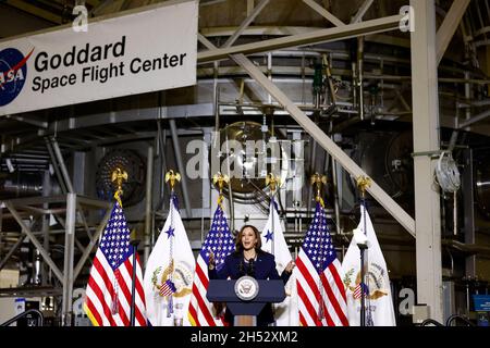 Le vice-président des États-Unis, Kamala Harris, s'exprime au Centre de vol spatial Goddard de la National Aeronautics and Space Administration (NASA), à Greenbelt, Maryland, États-Unis, le vendredi 5 novembre,2021. Harris annonce que la réunion inaugurale du Conseil spatial national de l'administration Biden aura lieu le 1er décembre 2021.Credit: Ting Shen/Pool via CNP /MediaPunch Banque D'Images