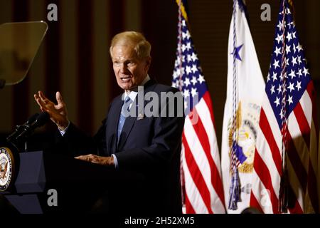 Bill Nelson, administrateur de la National Aeronautics and Space Administration (NASA), s'exprime au Goddard Space Flight Centre de la NASA à Greenbelt, Maryland, États-Unis, le vendredi 5 novembre,2021. Le vice-président Harris a annoncé que la réunion inaugurale du Conseil spatial national de l'administration Biden se tiendra le 1er décembre 2021. Crédit : Tting Shen/Pool via CNP/MediaPunch Banque D'Images