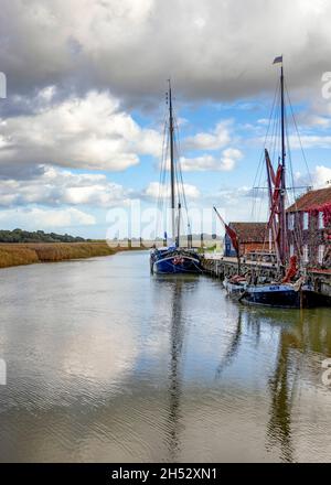 Des barges de la Tamise amarrées à Snape Maltings dans le Suffolk Banque D'Images