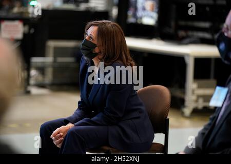 Le vice-président des États-Unis, Kamala Harris, écoute un exposé en visitant le centre de vol spatial Goddard de la National Aeronautics and Space Administration (NASA) à Greenbelt, Maryland, États-Unis, le vendredi 5 novembre,2021. Harris a annoncé que la réunion inaugurale du Conseil spatial national de l'administration Biden se tiendra le 1er décembre 2021. Crédit: Tting Shen/Pool via CNP/MediaPunch Banque D'Images