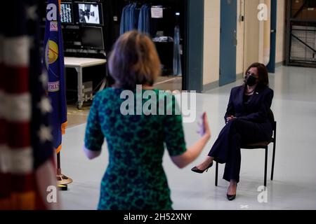 Le vice-président des États-Unis, Kamala Harris, écoute un exposé en visitant le centre de vol spatial Goddard de la National Aeronautics and Space Administration (NASA) à Greenbelt, Maryland, États-Unis, le vendredi 5 novembre,2021. Harris a annoncé que la réunion inaugurale du Conseil spatial national de l'administration Biden se tiendra le 1er décembre 2021. Crédit: Tting Shen/Pool via CNP/MediaPunch Banque D'Images