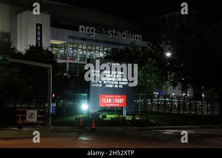 Houston, États-Unis.06e novembre 2021.(211106) -- HOUSTON, 6 novembre 2021 (Xinhua) -- photo prise le 6 novembre 2021 montre le NRG Park, un complexe où le festival de musique Astroworld a eu lieu à Houston, Texas, aux États-Unis.Au moins huit personnes sont mortes et des dizaines d'autres ont été blessées vendredi soir au festival de musique Astroworld dans la ville américaine de Houston, a déclaré les responsables.L'incident aurait eu lieu vers 9 h 15, heure locale, lorsque le rappeur Travis Scott s'était produit.Au moins 17 personnes ont été transportées à l'hôpital après l'écrasement et 11 prises en ambulance ont été en arrêt cardiaque, Banque D'Images