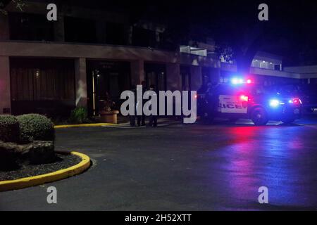 Houston, États-Unis.06e novembre 2021.(211106) -- HOUSTON, le 6 novembre 2021 (Xinhua) -- des voitures de police sont vues à l'extérieur d'un centre de réunification mis en place pour les participants disparus du festival de musique Astroworld à Houston, Texas, États-Unis, le 6 novembre 2021.Au moins huit personnes sont mortes et des dizaines d'autres ont été blessées vendredi soir au festival de musique Astroworld dans la ville américaine de Houston, a déclaré les responsables.L'incident aurait eu lieu vers 9 h 15, heure locale, lorsque le rappeur Travis Scott s'était produit.Au moins 17 personnes ont été transportées à l'hôpital après l'écrasement et 11 par ambulance Banque D'Images