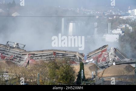 Wiesbaden, Allemagne.06e novembre 2021.Le pont de Salzbachtal à Wiesbaden est explosé.Crédit : Boris Roessler/dpa/Alay Live News Banque D'Images