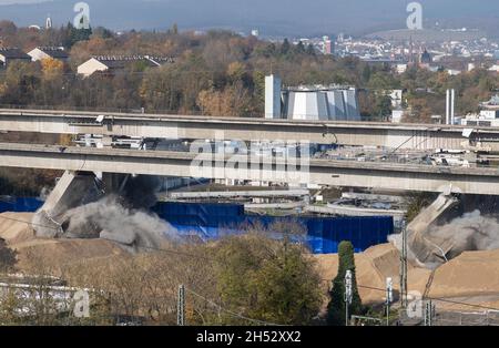 Wiesbaden, Allemagne.06e novembre 2021.Le pont de Salzbachtal à Wiesbaden est explosé.Crédit : Boris Roessler/dpa/Alay Live News Banque D'Images