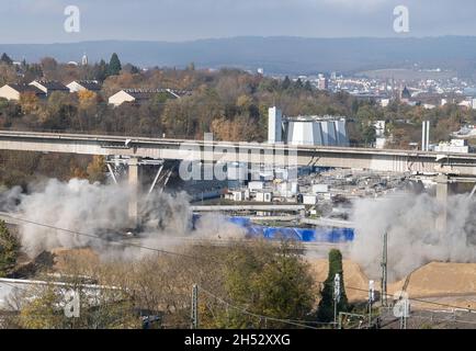 Wiesbaden, Allemagne.06e novembre 2021.Le pont de Salzbachtal à Wiesbaden est explosé.Crédit : Boris Roessler/dpa/Alay Live News Banque D'Images