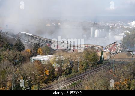 Wiesbaden, Allemagne.06e novembre 2021.Le pont de Salzbachtal à Wiesbaden est explosé.Crédit : Boris Roessler/dpa/Alay Live News Banque D'Images