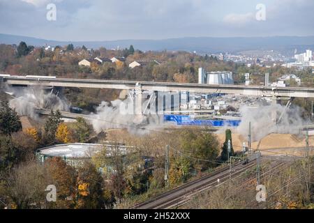 Wiesbaden, Allemagne.06e novembre 2021.Le pont de Salzbachtal à Wiesbaden est explosé.Crédit : Boris Roessler/dpa/Alay Live News Banque D'Images