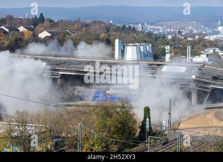 Wiesbaden, Allemagne.06e novembre 2021.Le pont de Salzbachtal à Wiesbaden est explosé.Crédit : Boris Roessler/dpa/Alay Live News Banque D'Images