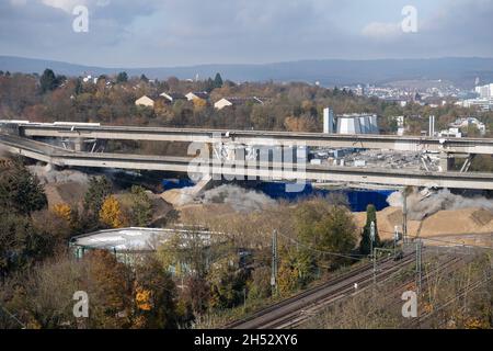 Wiesbaden, Allemagne.06e novembre 2021.Le pont de Salzbachtal à Wiesbaden est explosé.Crédit : Boris Roessler/dpa/Alay Live News Banque D'Images