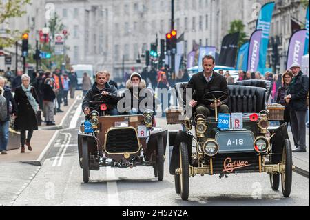 Londres, Royaume-Uni.6 novembre 2021.Les vieux véhicules se rassemblent pour le Regent Street Motor show devant le RM Sotheby's London to Brighton Veteran car Run.Crédit : Guy Bell/Alay Live News Banque D'Images