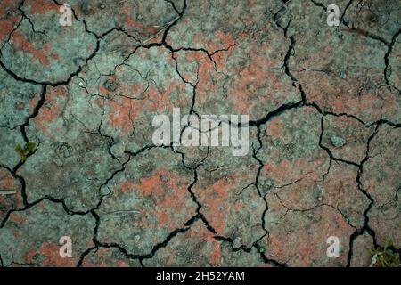 La fissuration dans les sols en cours de séchage est contrôlée par des fissures de couleur rouge lorsque le sol humide se rétrécit en raison du séchage Banque D'Images