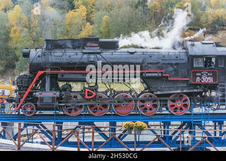 Ruskeala, Russie - 01 octobre 2021 : locomotive à vapeur rétro au tournant.Gare de Ruskeala Mountain Park. Banque D'Images