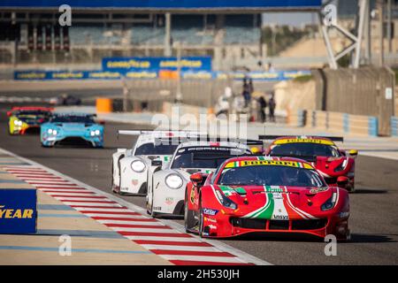 Bahreïn.06e novembre 2021.51 Pier Guidi Alessandro (ita), Calado James (gbr), AF Corse, Ferrari 488 GTE Evo, action 92 estre Kevin (fra), Jani Neel (che), Christensen Michael (dnk), Porsche GT Team, Porsche 911 RSR - 19, action 91 Bruni Gianmaria (ita), Lietz Richard (che), Porsche Frederic, Porsche GT, Porsche Fra (GT), PorschePorsche 911 RSR - 19, action 52 Serra Daniel (BRA), Molina Miguel (esp), AF Corse, Ferrari 488 GTE Evo, action pendant les 8 heures de Bahreïn, 6ème tour du Championnat du monde d'endurance FIA 2021, FIA WEC, sur le circuit international de Bahreïn, du 4 au 6 novembre 2021 à Sakhir, Banque D'Images