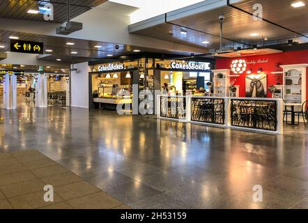 Riga, Lettonie - 28 octobre 2018 : intérieurs avec boutiques hors taxes et bars de l'aéroport international de Riga, Lettonie Banque D'Images