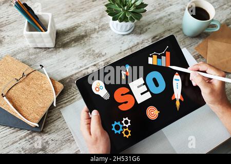 Optimisation du moteur de recherche SEO. Concept commercial et marketing numérique. Banque D'Images