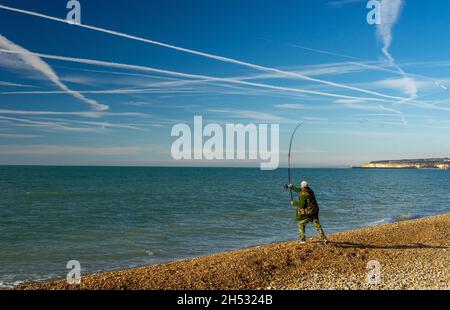 Coulée sur la plage sous des sentiers de vapeur Banque D'Images